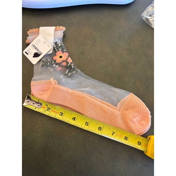 Free People Sheer Embroidered Floral Ankle Socks NWT Peach White - Picture 5 of 5